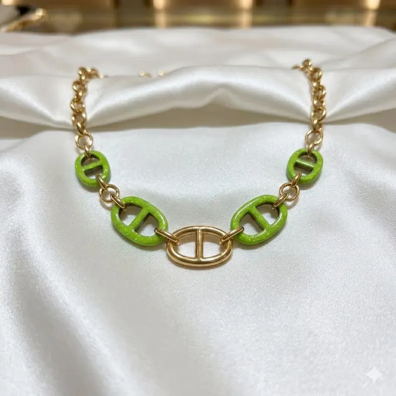 Collier vert maillons grain de café résine pailletée - vue produit
