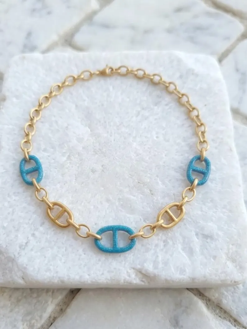 Collier bleu ciel maillons résine pailletée - détail gros plan