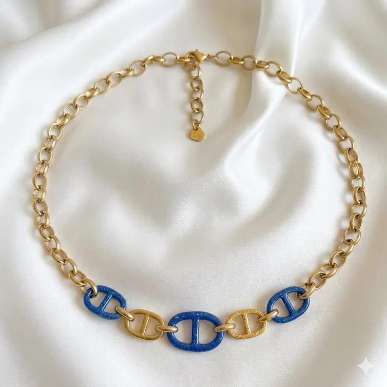 Collier bleu nuit saphyr maillons résine pailletée - vue posée