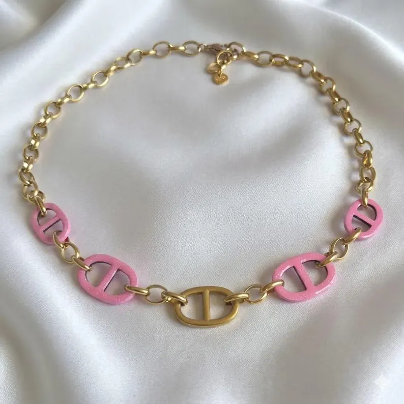 Collier rose maillons grain de café résine pailletée - posé sur fond clair