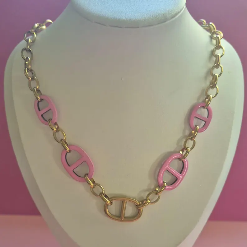 Collier rose maillons grain de café résine pailletée porté autour du cou