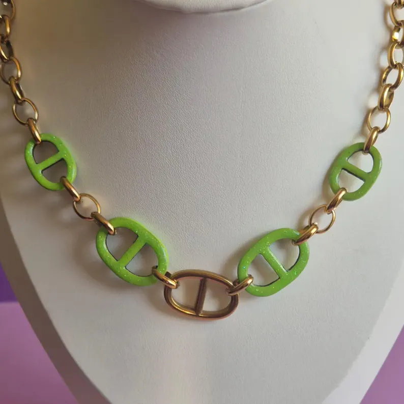 Collier vert maillons grain de café résine pailletée - porté sur buste mannequin