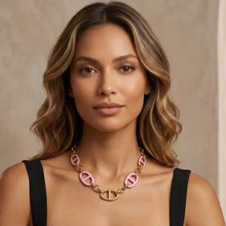 Collier rose maillons grain de café résine pailletée - présentation buste
