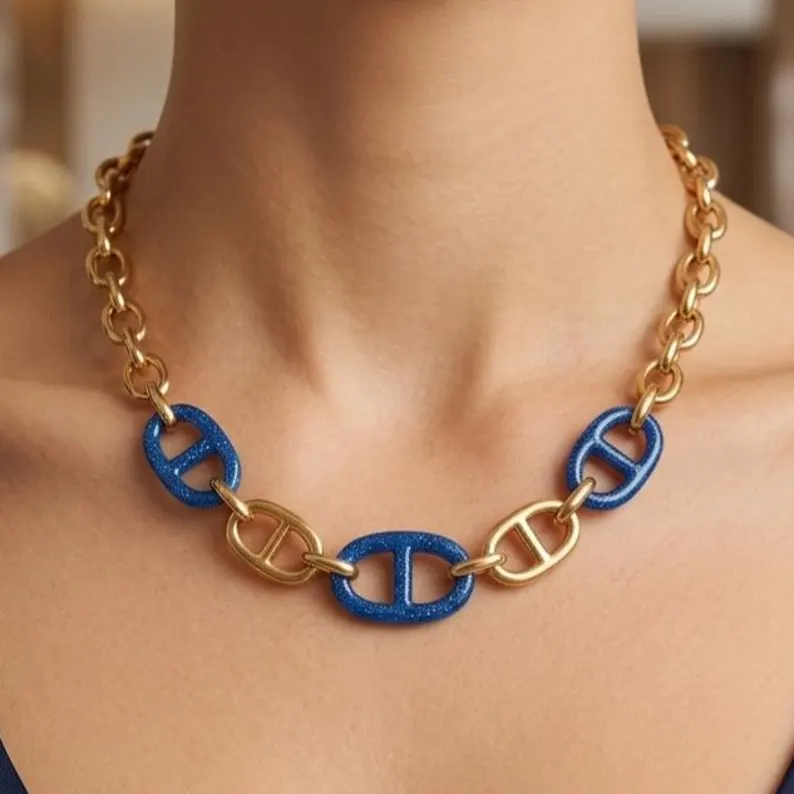 Collier bleu nuit saphyr maillons grain de café résine pailletée - vue rapprochée