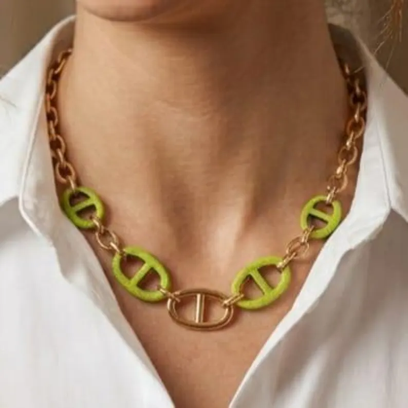 Collier vert maillons grain de café résine pailletée - vue détail maillons