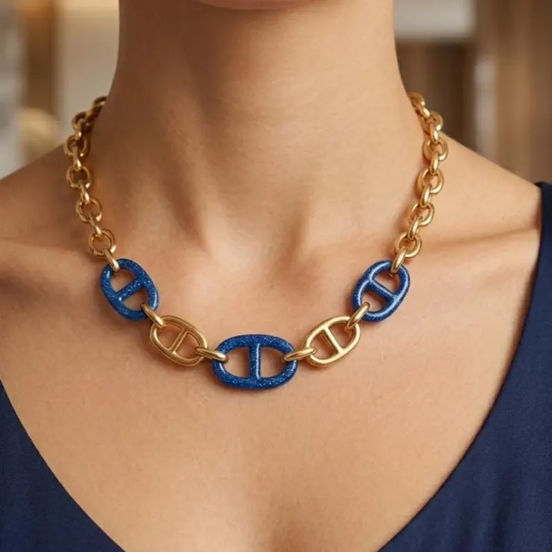 Collier chaîne dorée maillons grain de café résine bleu nuit saphyr - vue détail