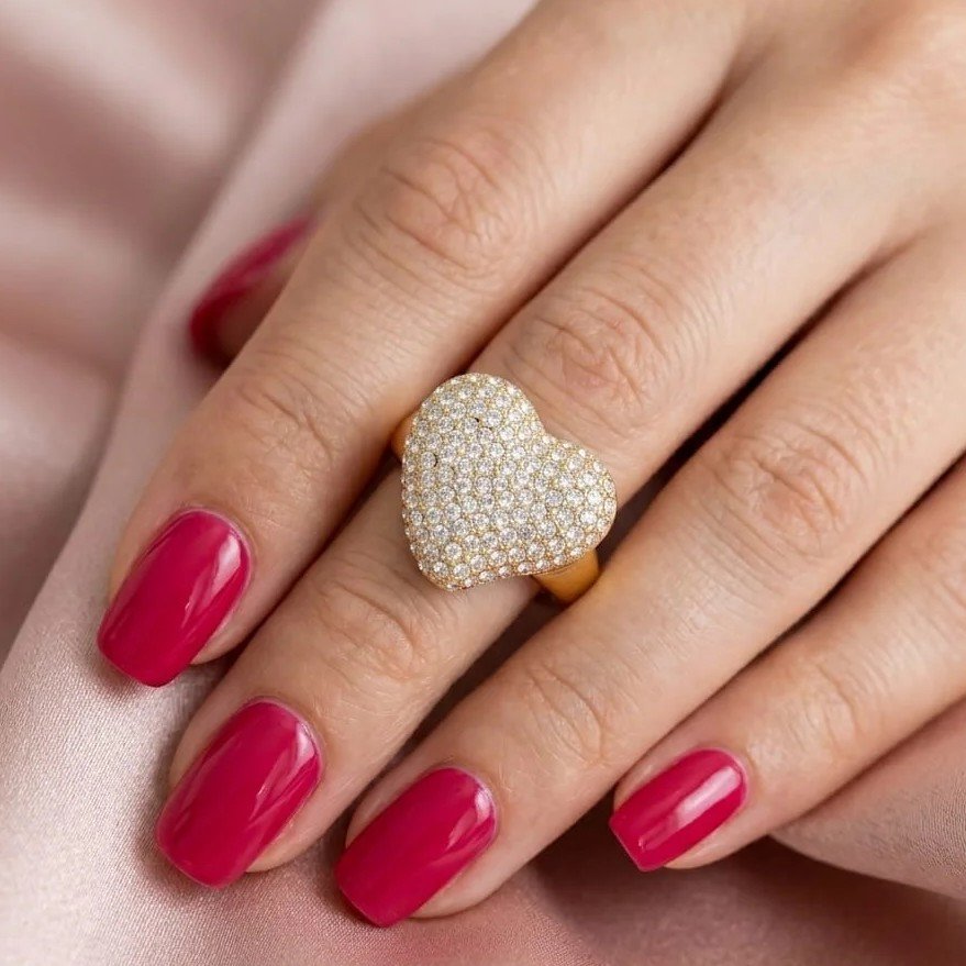 Bague coeur en or pavé de strass Perlecatalane portée au doigt