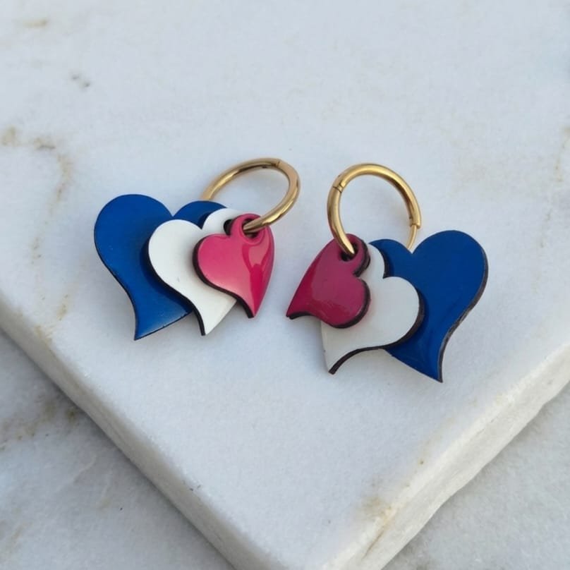 Boucles d'oreilles cœurs bleu blanc rouge en bois peint et résine – bijou supporter France – Perlecatalane