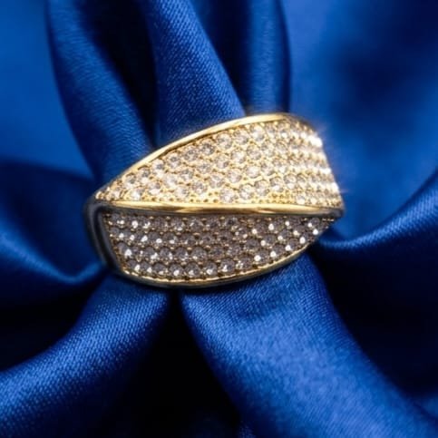 Bague Wave dorée pavée de strass en acier inoxydable