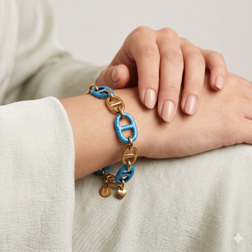 Bracelet à maillons turquoise et or Perlecatalane porté au poignet