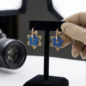 Boucles d’oreilles Créoles Fleurs Bleu et Or en Résine Pailletée