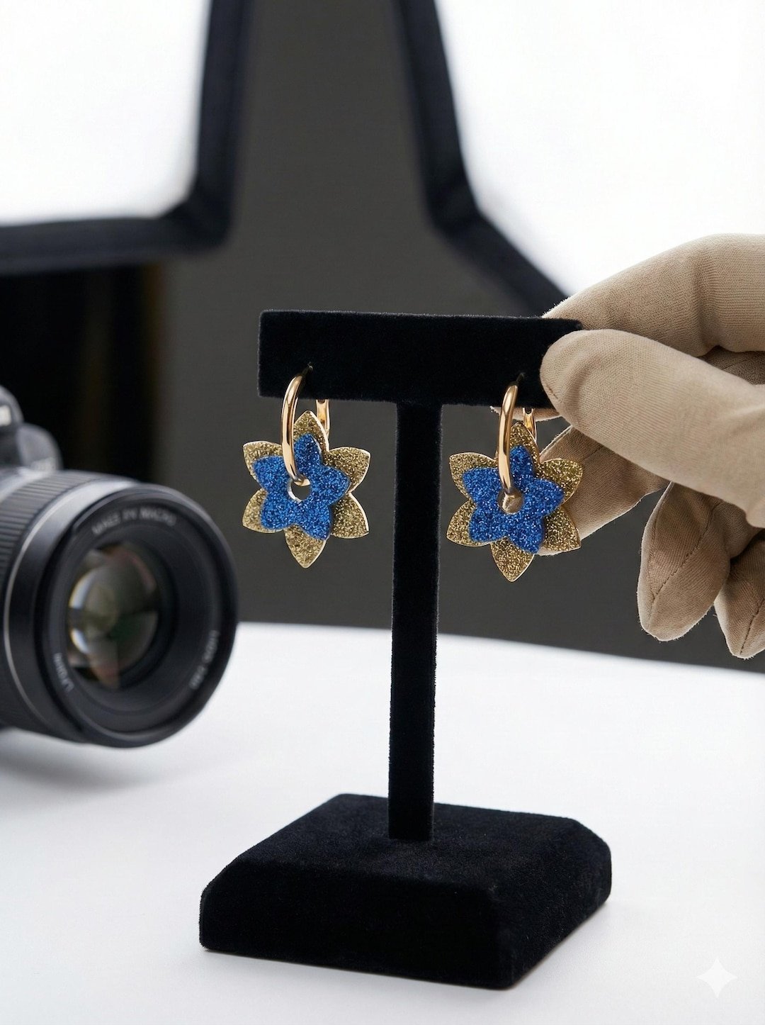 Boucles d’oreilles Créoles Fleurs Bleu et Or en Résine Pailletée – Boucles d'Oreilles Acier Inoxydable – bijou fait main Perlecatalane