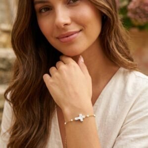 Bracelet croix blanche marbrée doré femme