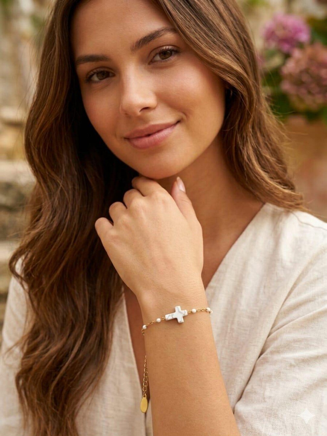 Bracelet croix blanche marbrée doré femme – Bracelets Acier Inoxydable – bijou fait main Perlecatalane
