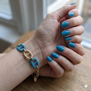 Bracelet artisanal bleu cobalt pailleté en bois et résine