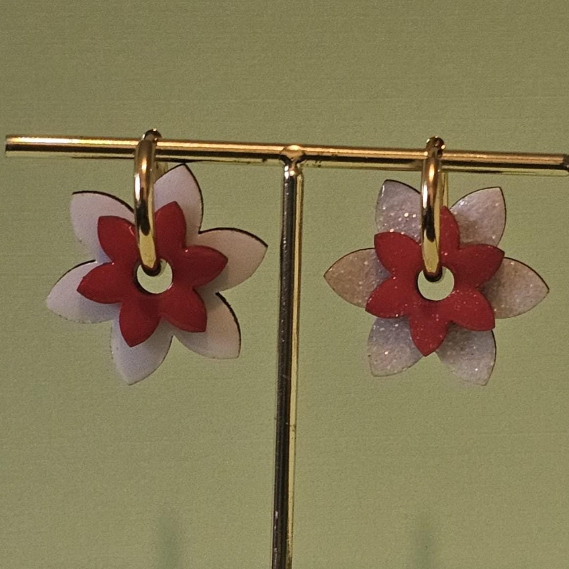 Boucles d'oreilles Créoles Fleurs Rouge et Blanc Irisé – Image 3