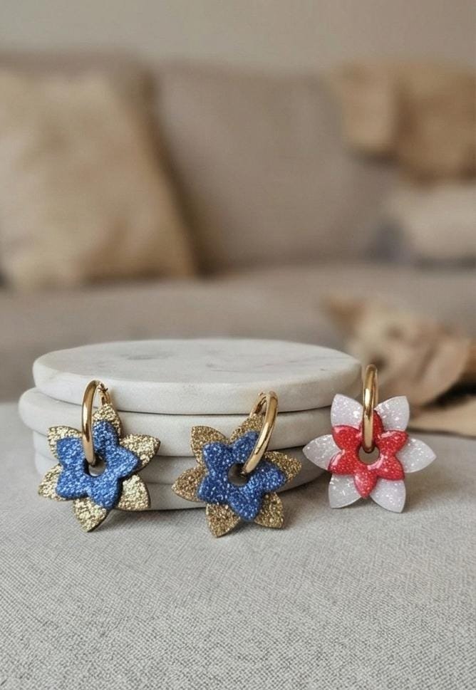 Boucles d'oreilles Créoles Fleurs Bleu et Or en Résine Pailletée – Image 4