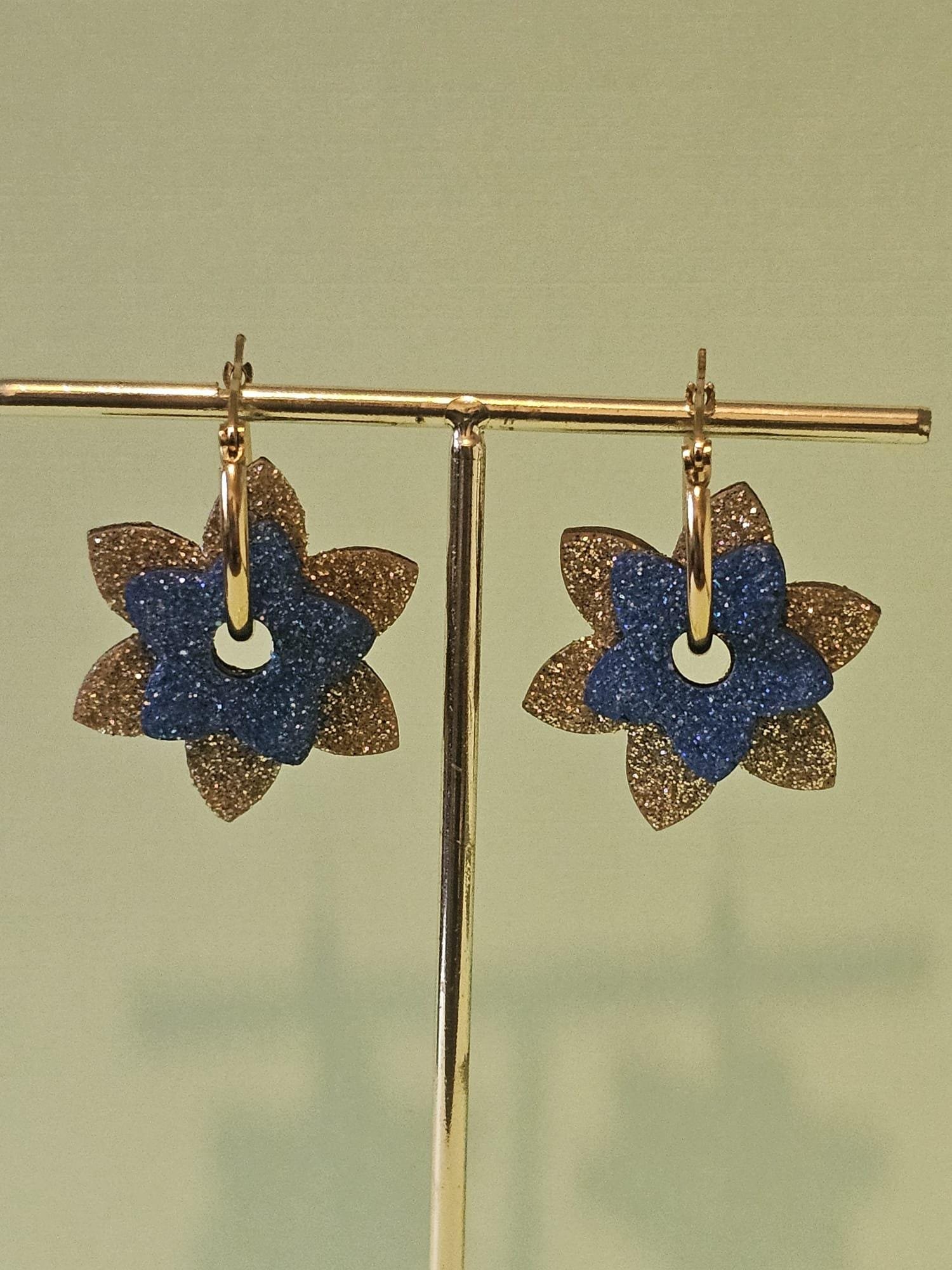 Boucles d'oreilles Créoles Fleurs Bleu et Or en Résine Pailletée – Image 3