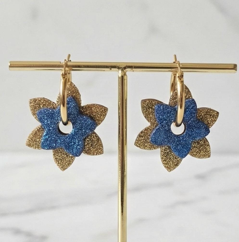 Boucles d'oreilles Créoles Fleurs Bleu et Or en Résine Pailletée – Image 6