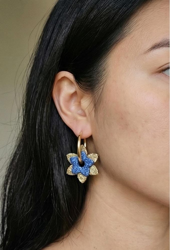 Boucles d'oreilles Créoles Fleurs Bleu et Or en Résine Pailletée – Image 7