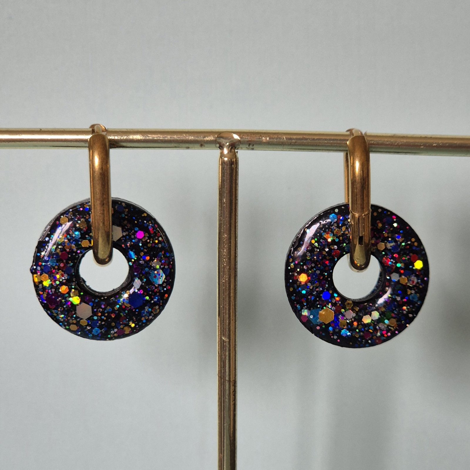 Boucles d'oreilles rondes noires paillettes holographiques – Image 2