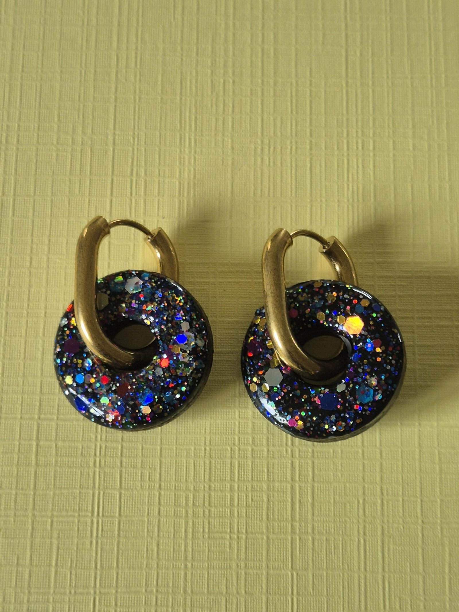 Boucles d'oreilles rondes noires paillettes holographiques – Image 5